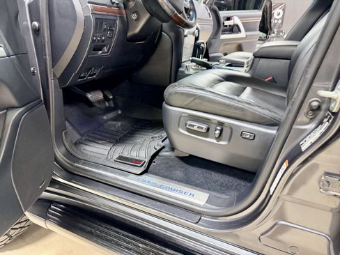 Used 2016 Toyota Land Cruiser image 25