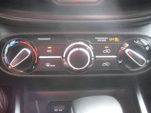 Used 2025 Kia Soul LX w/ LX Technology Package FWD image 18