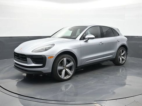 Certified 2025 Porsche Macan AWD/4WD image 1