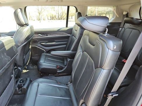 Used 2023 Jeep Grand Cherokee L Limited AWD/4WD image 16