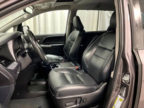 Used 2020 Toyota Sienna SE w/ SE Preferred Package image 10