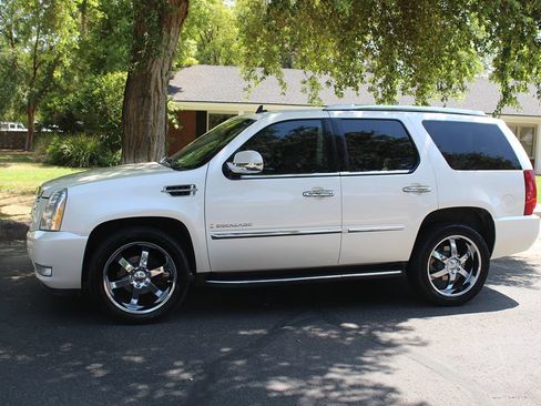 Used 2007 Cadillac Escalade AWD w/ Information Package image 39