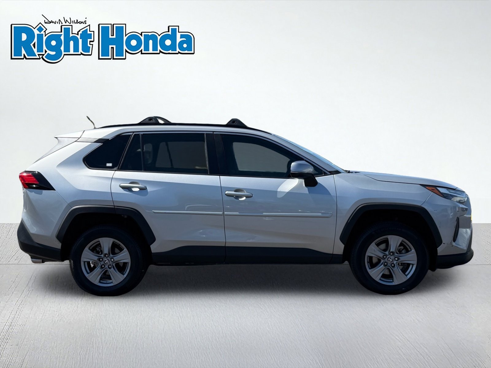 Used 2022 Toyota RAV4 XLE w/ XLE Grade Weather Package FWD image 9