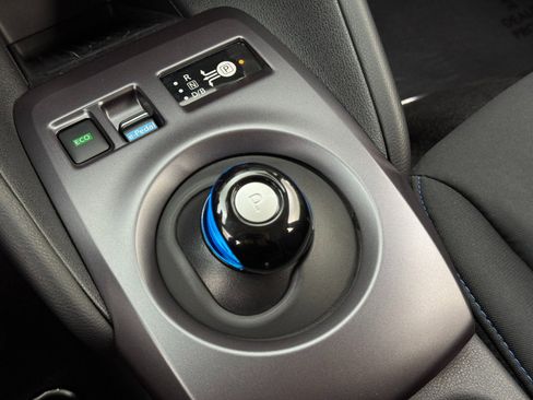 Used 2025 Nissan Leaf S image 25