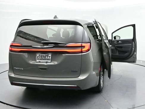 Used 2025 Chrysler Pacifica Select FWD image 69