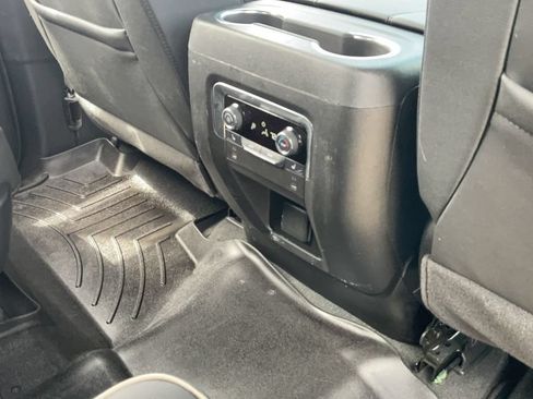 Used 2025 Chevrolet Suburban Premier AWD/4WD image 17