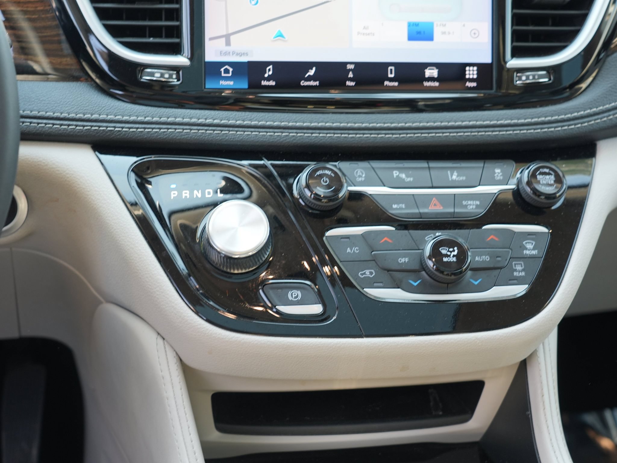 Used 2023 Chrysler Pacifica Limited FWD image 23