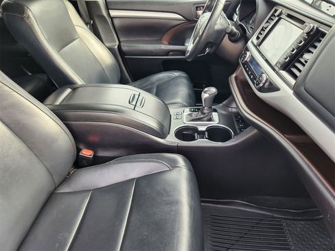 Used 2017 Toyota Highlander XLE image 13