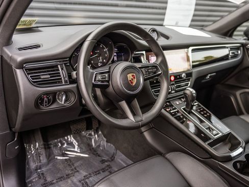 Certified 2025 Porsche Macan image 4