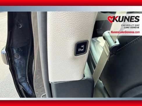 Used 2024 Chrysler Pacifica Touring-L FWD image 16