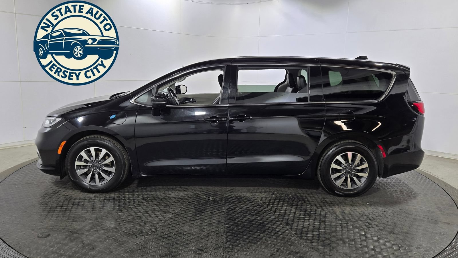 Used 2024 Chrysler Pacifica Limited FWD image 11