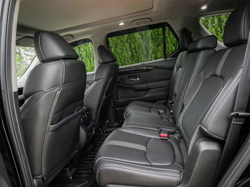 Certified 2025 Honda Pilot Touring image 8