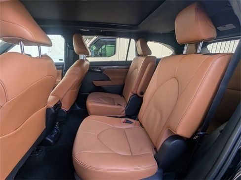 Used 2023 Toyota Highlander Platinum image 17