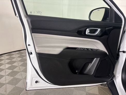 Used 2024 Jeep Compass Limited image 8