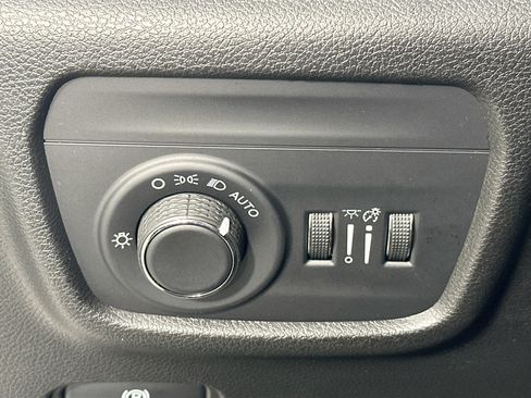 Used 2023 Jeep Grand Cherokee Altitude RWD image 10