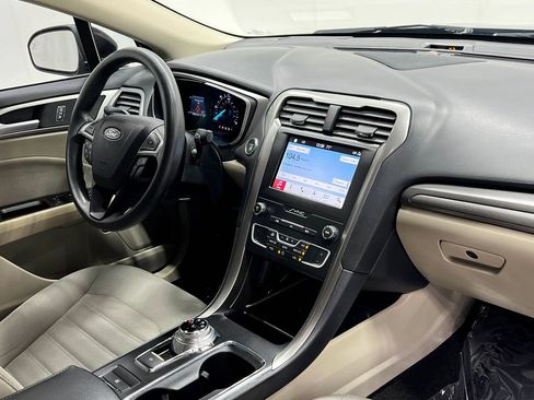Used 2019 Ford Fusion SE FWD image 21