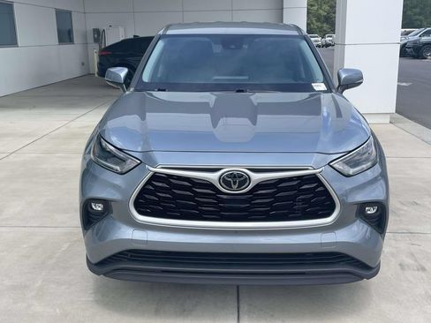 Used 2021 Toyota Highlander LE FWD image 3