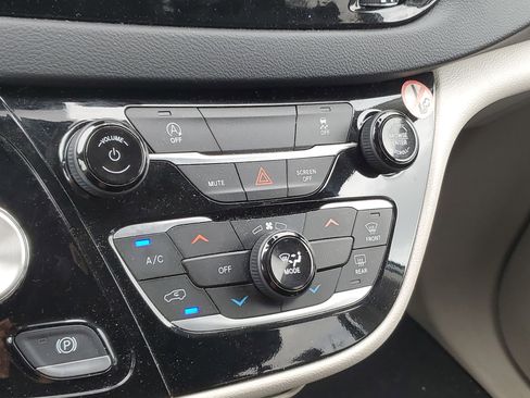 Used 2023 Chrysler Voyager LX image 29