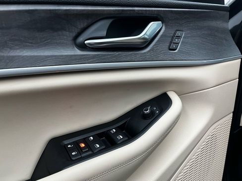 Used 2024 Jeep Grand Cherokee L Limited w/ Luxury Tech Group II image 16