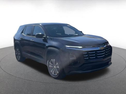 Used 2025 Chevrolet Equinox LT image 2