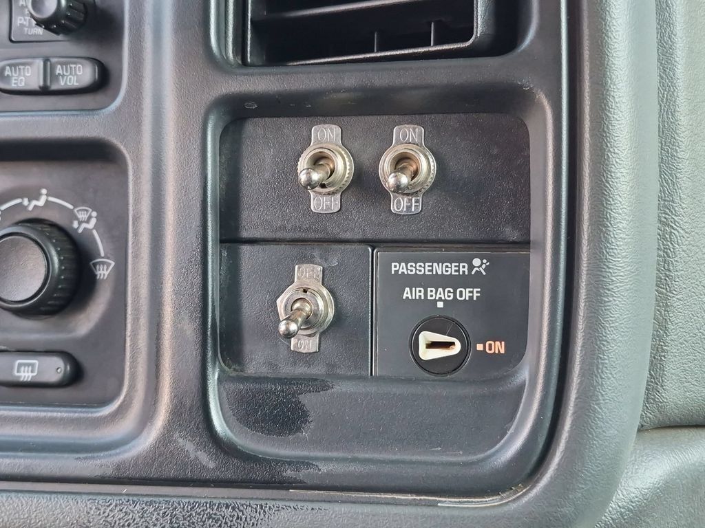 Used 2004 Chevrolet Silverado 2500 LS w/ Skid Plate Package AWD/4WD image 30