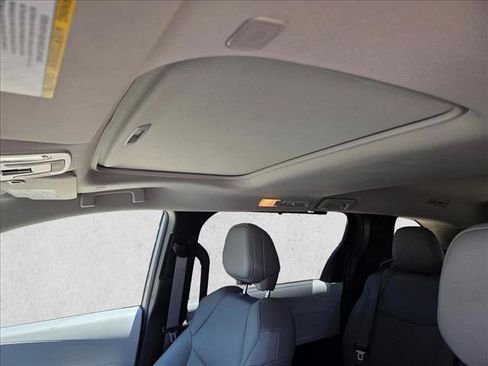 Used 2025 Toyota Sienna XLE AWD/4WD image 13