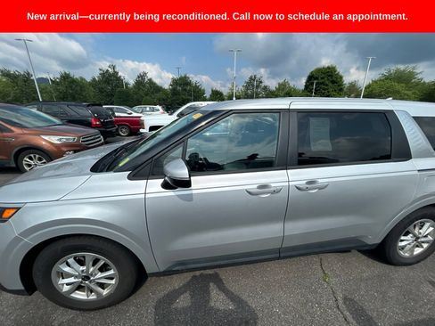 Used 2022 Kia Carnival LX FWD image 12