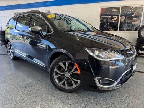 Used 2017 Chrysler Pacifica Limited w/ Tire & Wheel Group FWD image 2