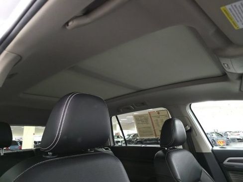 Used 2023 Volkswagen Atlas SEL R-Line AWD/4WD image 9