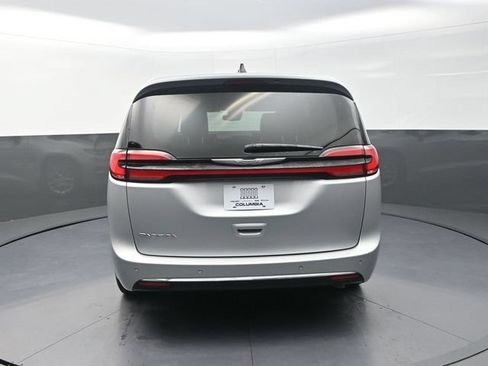 Used 2023 Chrysler Pacifica Touring-L FWD image 8