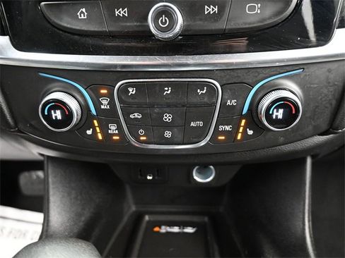 Used 2023 Chevrolet Traverse LT image 17