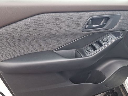 Used 2023 Nissan Rogue S image 9