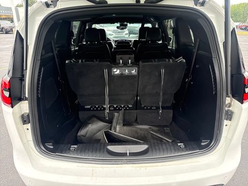 Used 2021 Chrysler Pacifica Touring-L w/ Uconnect Theater Family Group FWD image 11