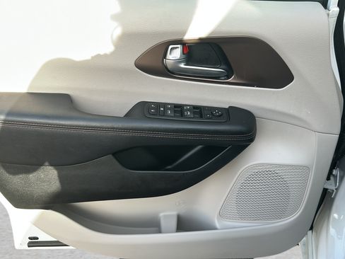 Used 2018 Chrysler Pacifica Touring Plus w/ Tire & Wheel Group FWD image 18