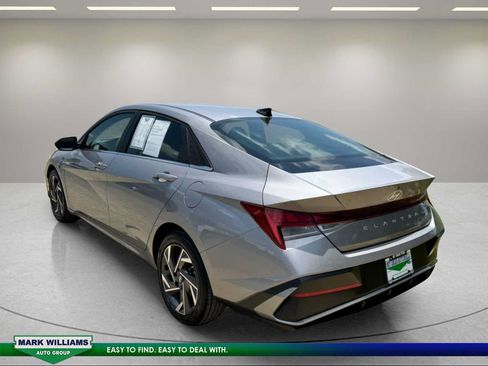 Used 2025 Hyundai Elantra SEL FWD image 8