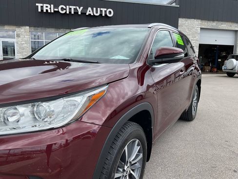 Used 2017 Toyota Highlander XLE AWD/4WD image 2