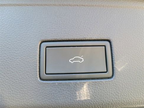 Certified 2024 Volkswagen Atlas Cross Sport SE w/ Panoramic Sunroof Package image 10