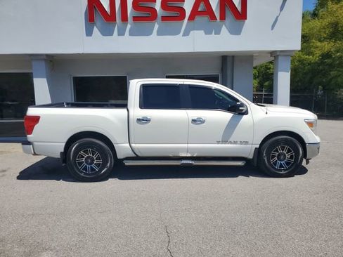 Used 2019 Nissan Titan SV w/ SV Convenience Package RWD image 7