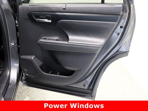 Certified 2025 Toyota Highlander XLE image 37