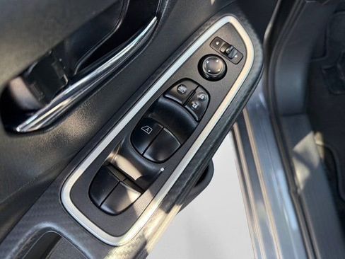 Used 2024 Nissan Versa SR image 12