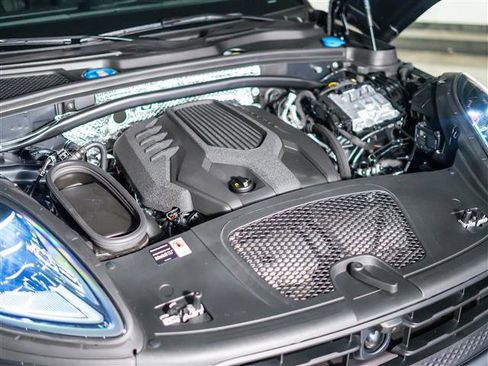 Certified 2026 Porsche Macan image 13