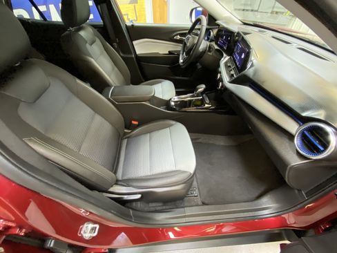 Used 2025 Chevrolet Trax LT w/ LT Convenience Package image 25