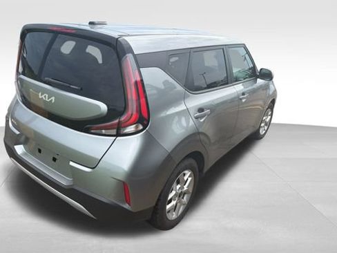 Used 2025 Kia Soul LX w/ LX Technology Package FWD image 8