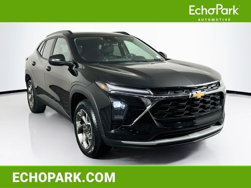 Used 2025 Chevrolet Trax LT w/ LT Convenience Package FWD image 1