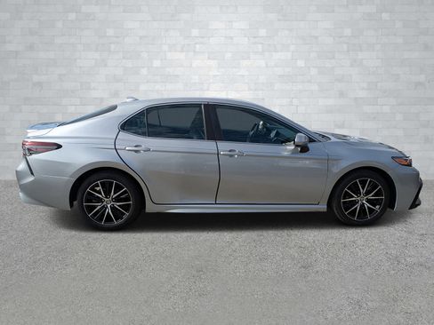 Used 2021 Toyota Camry SE image 4