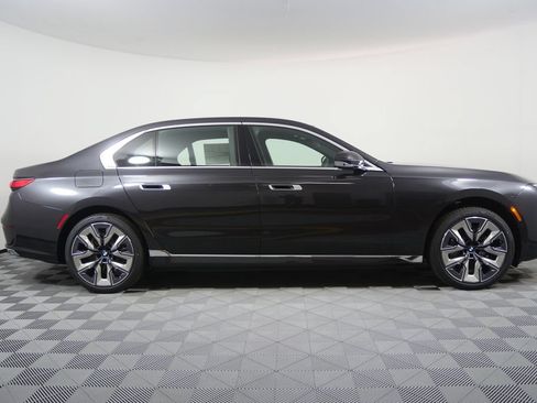 Used 2026 BMW i7 xDrive60 w/ Premium Package RWD image 2