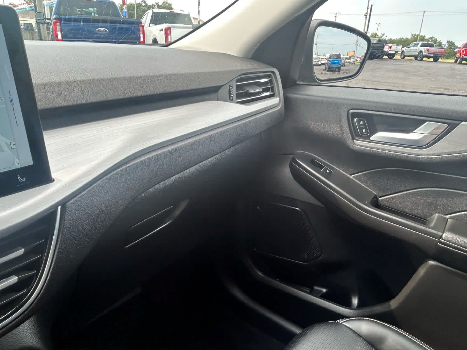 Used 2025 Ford Escape Platinum AWD/4WD image 44