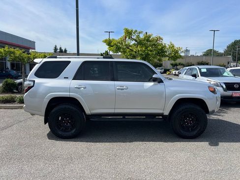 Used 2022 Toyota 4Runner SR5 AWD/4WD image 6