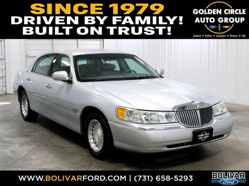 Used 2002 Lincoln Town Car Executive RWD image 1