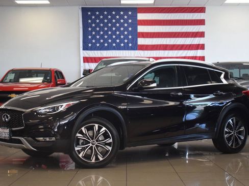 Used 2018 INFINITI QX30 Premium w/ Navigation Package AWD/4WD image 11